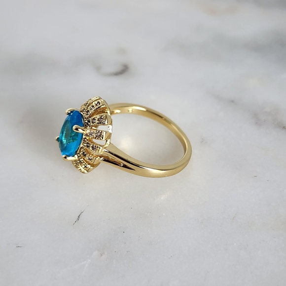Elegant Gold and Blue Gemstone Ring - Picture 4 of 8